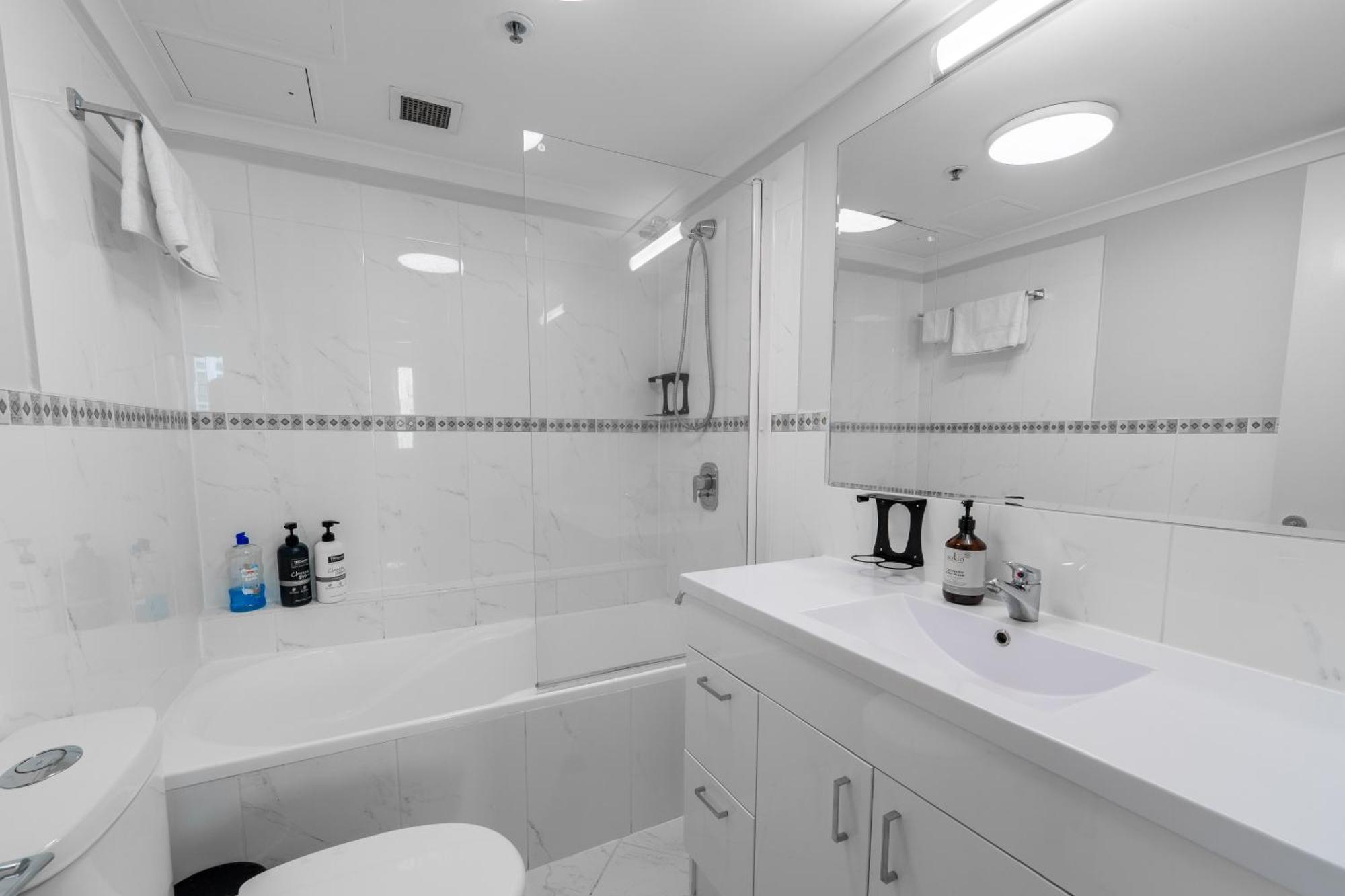 1bed 1bath With Story Bridge And River Views, Parking, And Private Balcony - 2107 Apartment *