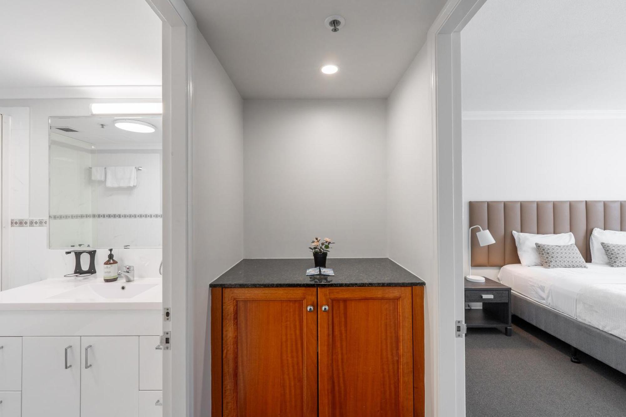 1bed 1bath With Story Bridge And River Views, Parking, And Private Balcony - 2107